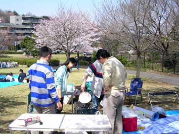 ステーキが焼けるのを待つ人々